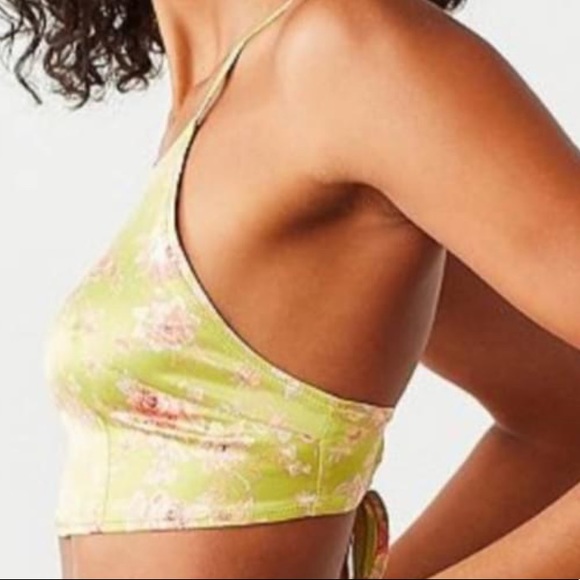 UO Silk feel / Satin tie back crop top 💚 - Picture 2 of 3